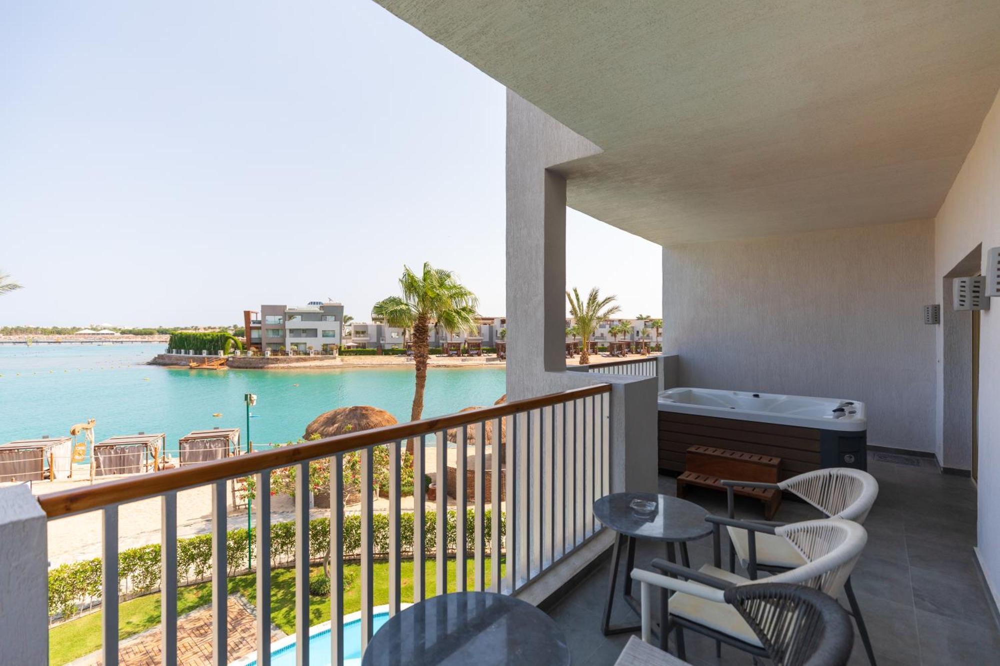 فندق صن رايز كريستال باي ريزورت الغردقة المظهر الخارجي الصورة Balcony of a suite at the Hilton Sharm El Sheikh